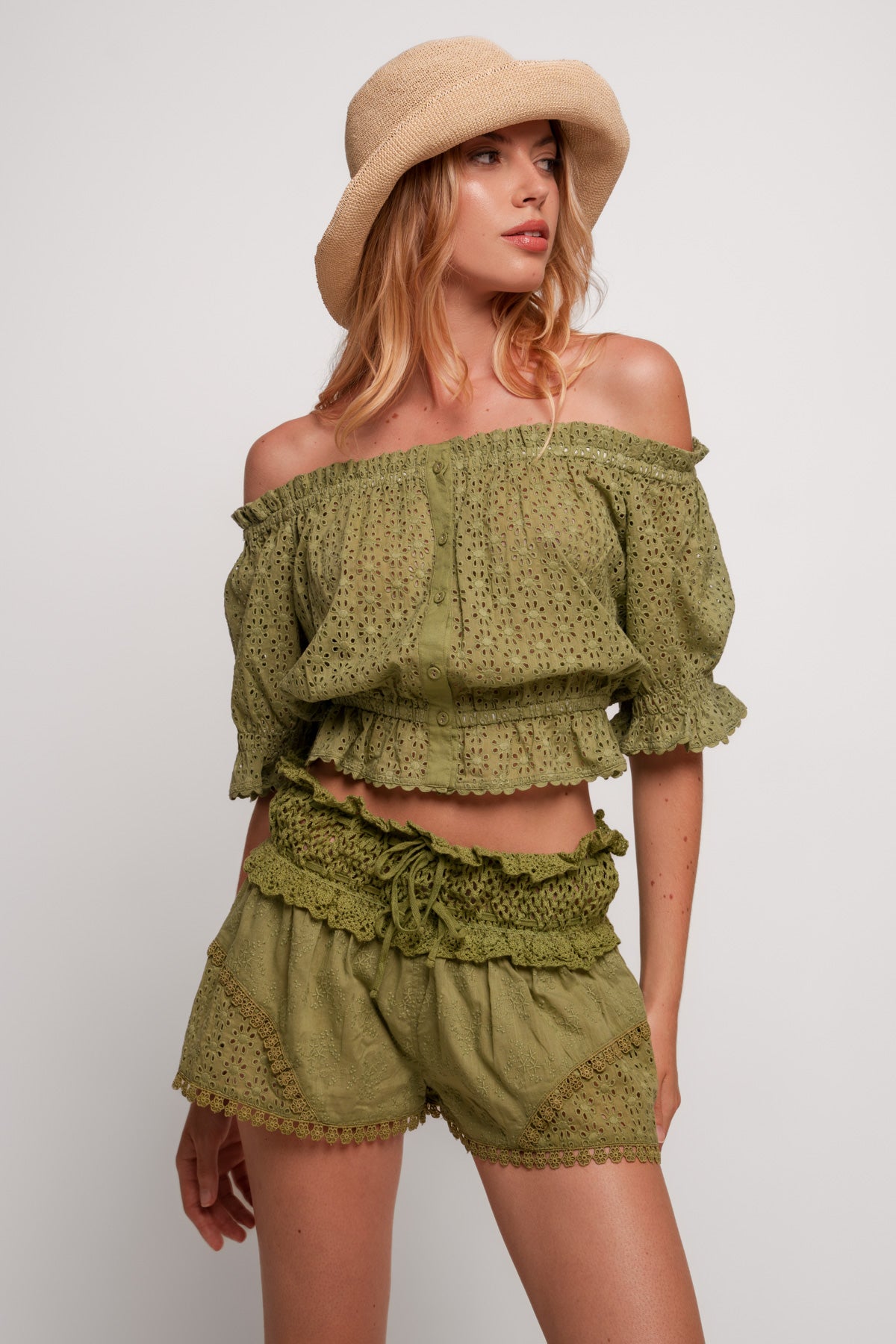 Ray Flower Embroidered Short Kaki