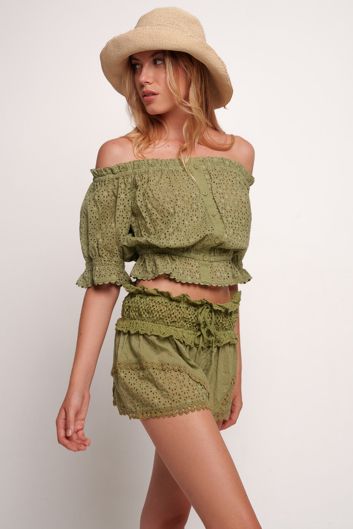Ray Flower Embroidered Short Kaki