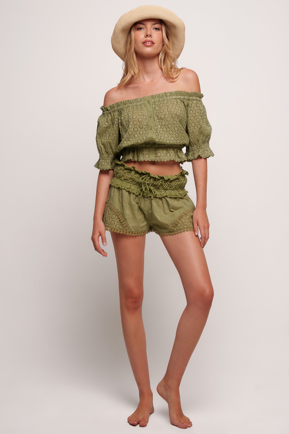 Ray Flower Embroidered Short Kaki